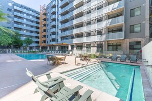 Ein modernes Apartmenthaus mit Schwimmbad und Außenbereich zum Entspannen.