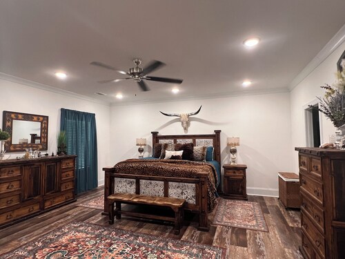 Luxury 10-Acre Southern Estate: Perfect for Tournament Groups two living rooms
