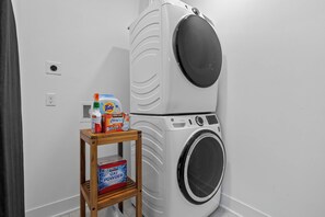 Full Sized Washer + Dryer (pods + dryer sheets included) - Minutes to Downtown | Rooftop Skyline Views (Nashville)