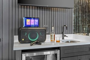 Rooftop Lounge: Karaoke Machine + Beverage Fridge - The Groovy Songwriter | Gated | Sauna + Peloton (Nashville)
