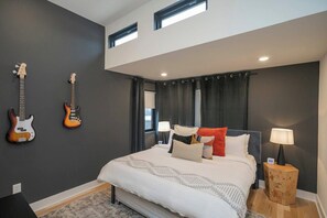 4th Level King + Twin Bedroom w/Ensuite Full Bathroom + TV - 2 Homes with Rooftops & City Views (Nashville)