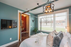 Unit 2: King en suite Bedroom with full en suite bathroom - 2 Homes: 7 Bedrooms Sleeps 22 Walk to WeHo/Geodis (Nashville)