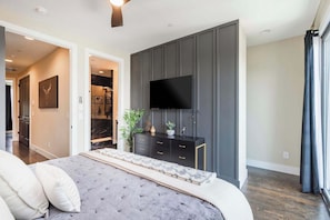 Bedroom 2: King Bed, Smart TV, en suite Full Bathroom w/Shower - Brand New Elegance Rooftop Views of Nashville! (Nashville)