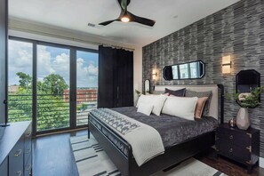 Bedroom 2: King Bed, Smart TV, en suite Full Bathroom w/Shower - Brand New Elegance Rooftop Views of Nashville! (Nashville)