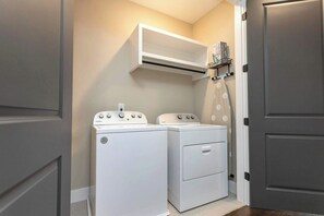 Full Sized Washer and Dryer - Brand New Elegance Rooftop Views of Nashville! (Nashville)