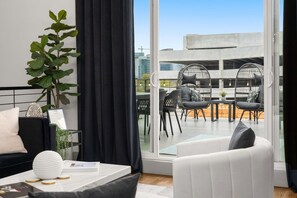 Upstairs Living Room that Leads to Deck - Luxe Getaway with Hot Tub (Nashville)
