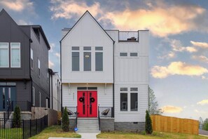 Exterior - Speakeasy Glamour: Rooftop, Hot Tub + Dolly Mural (Nashville)