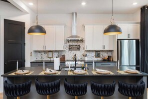 Level One: Fully stocked brand new kitchen - Speakeasy Glamour: Rooftop, Hot Tub + Dolly Mural (Nashville)