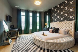 Level Two/Bedroom 4: Master suite with king-sized bed and a full bathroom with large walk-in closet  - Speakeasy Glamour: Rooftop, Hot Tub + Dolly Mural (Nashville)