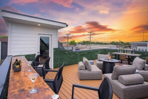 Amazing third-floor rooftop views with bar, dining table, fire pit, and lounge seating - Speakeasy Glamour: Rooftop, Hot Tub + Dolly Mural (Nashville)