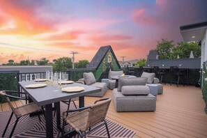 Outdoor dining - Speakeasy Glamour: Rooftop, Hot Tub + Dolly Mural (Nashville)