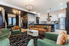 Living area - Speakeasy Glamour: Rooftop, Hot Tub + Dolly Mural (Nashville)