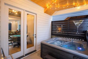 Level One: Outdoor patio with hot tub, grill, and picnic tables - Speakeasy Glamour: Rooftop, Hot Tub + Dolly Mural (Nashville)
