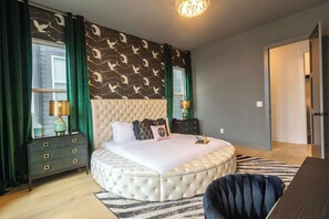 Level Two/Bedroom 4: Master suite bedroom with King Bed, 2 Twin beds and full en suite bathroom - Speakeasy Glamour: Rooftop, Hot Tub + Dolly Mural (Nashville)