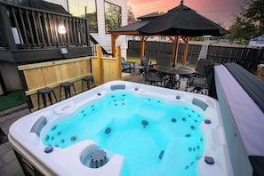 Outdoor spa tub - New Hot Tub, Spacious, Near Downtown (Nashville)