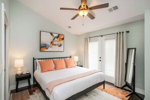 Bedroom 1: King Bed, TV, full en suite Bathroom - Relaxing 2 BD/2.5 BA Nash Home (Nashville)