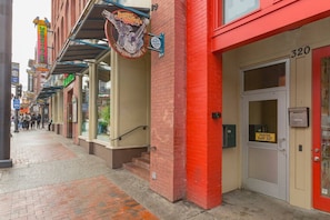 Una calle con un edificio rojo, un letrero de Jimmy Buffett's Margaritaville y un cartel que dice 'PROHIBIDO EL PASO'.