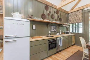 Lovely Stocked Kitchen for your Cooking Needs - The Sapsucker at Buckhorn Hollow (McEwen)