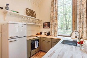 Lovely Stocked Kitchen for your Cooking Needs - Sharp Shin at Buckhorn Hollow (McEwen)