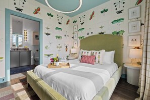 Bedroom 1: Queen Bed, Smart TV, Room Darkening Drapes and Full ensuite Bathroom - Minutes to Downtown | Skyline Rooftop Views (Nashville)