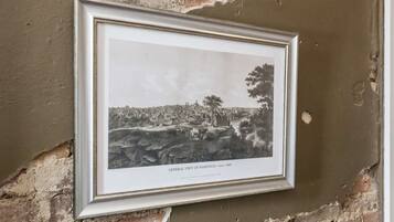 Fotografía en blanco y negro enmarcada de una vista histórica de Nashville alrededor de 1855, montada sobre una pared con textura.