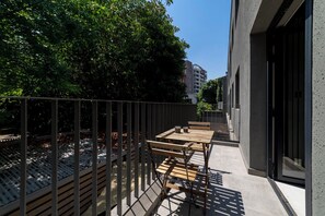 Outdoor dining - Studio with a terrace · Featured design (H05) (Providencia)