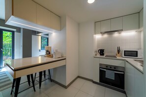 A modern kitchen with a central island, built-in appliances, and a view to the outdoors. - Studio with a terrace · Featured design (H05) (Providencia)