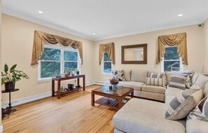 Living area - Fabulous 4-bedroom house with AC in charming Dix Hills (Dix Hills)