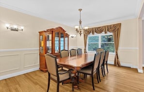 Dining - Fabulous 4-bedroom house with AC in charming Dix Hills (Dix Hills)