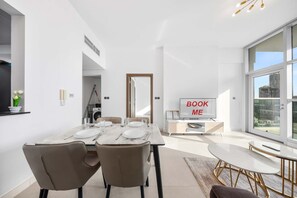 Eine moderne Küche mit Essbereich, einem großen Fenster mit Blick und einem Schild mit der Aufschrift 'BOOK ME'.