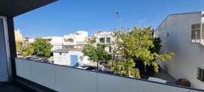 A residential area with buildings, trees, and parked cars. - Ondas Beach House
Designed for your natural living a few steps from the beach (Monte Gordo)