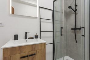 Bathroom - Villa 'Bekas House' with private garden, balcony and Wi-Fi (Usseira)