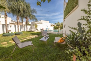 A patio area with a pool, outdoor furniture, and a cactus plant. - Villa Escondida - Taviano (Taviano)