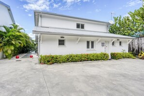 A two-story white house with a flat roof, a satellite dish, and a small porch. - Villa Corail - Piscine et vue mer - Clim (Le Robert)