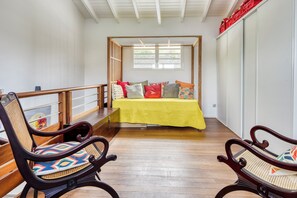 A room with a bed, two chairs, a wooden bench, and a window. - Villa Corail - Piscine et vue mer - Clim (Le Robert)