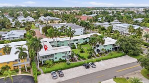 A residential area with houses, palm trees, and a road. - Downtown Naples Walkable Escape – Private Lanai, Steps to Beach & 5th Avenue (Naples)