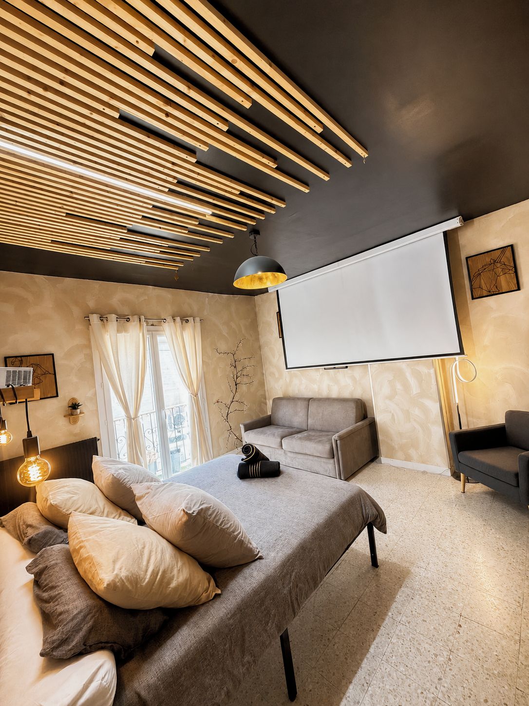 Een moderne woonkamer met een bank, een salontafel, een televisie en een plafond met houten latten.
