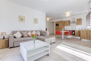 A modern apartment with a living room, kitchen, and dining area. - Sliema-Gzira Stylish Apartment (Il-Gżira)