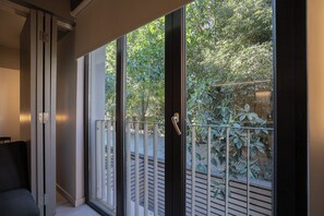 Interior - Study with a large window · Featured design (H06) (Providencia)