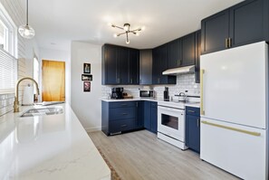 Private kitchen - Mid Century-Modern Retreat Great Allegheny Passage (Cresaptown, MD)