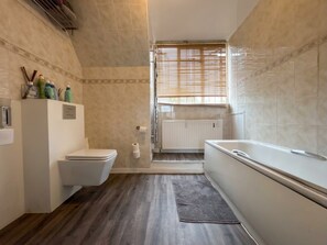 A modern bathroom with a toilet, bidet, and bathtub. - Adorable bedroom house in wonderful Thornton Heath neighborhood (Thornton Heath)