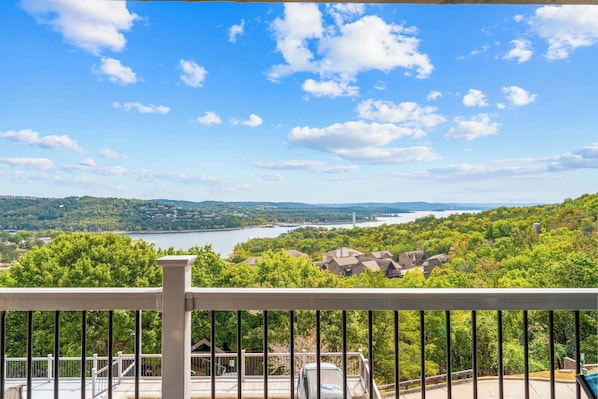 Property grounds - Huge Table Rock Lake Views, Sleeps 5- Close to SDC (Branson)