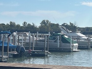 A marina with boats docked at wooden piers, surrounded by trees. - Lake front Cozy 2-bedroom, 2-bath condo with AC in wonderful Port Clinton (Port Clinton)
