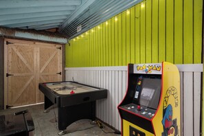 Games room - Oceanside, 5 Story, w/Tiki Bar, 4th Flr HotTub, Panoramic view of Ocean & Sound! (Avon)