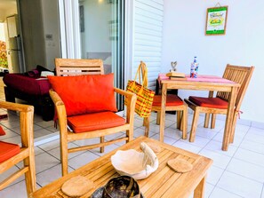 Et spiseområde i træ med et bord, stole og en bænk.