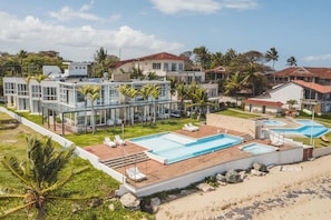 Un complexe hôtelier doté de plusieurs piscines, d’un espace extérieur couvert et d’une plage.