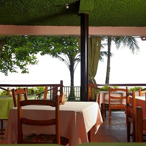 Outdoor dining - Le Grande Almandier (Grande Riviere)