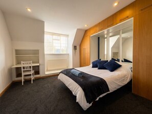 A bedroom with a bed, a desk, and a window. - Lovely-bedroom house in London perfect for your city escape (London)