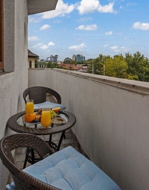Outdoor dining - Bright 2-bedroom apartment in excellent București with AC and 2 balcony (București)