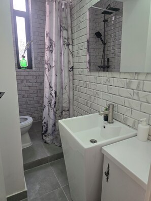 Bathroom - Bright 2-bedroom apartment in excellent București with AC and 2 balcony (București)